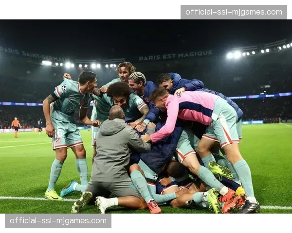 巴黎圣日耳曼埃梅里远射世界波破门，帮助球队取得领先