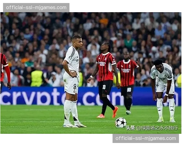 场边花絮：安切洛蒂与哈维国家德比赛前在场边拥抱寒暄