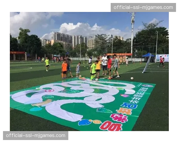 马赛举办社区足球节,俱乐部传奇球员现场指导青少年射门技巧 马赛举办社区足球节,俱乐部传奇球员现场指导青少年射门技巧