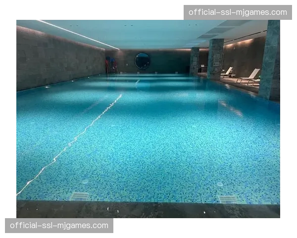 特写:在社区泳池,一位72岁的老者完成了他人生中第一堂正式游泳课 特写:在社区泳池,一位72岁的老者完成了他人生中第一堂正式游泳课